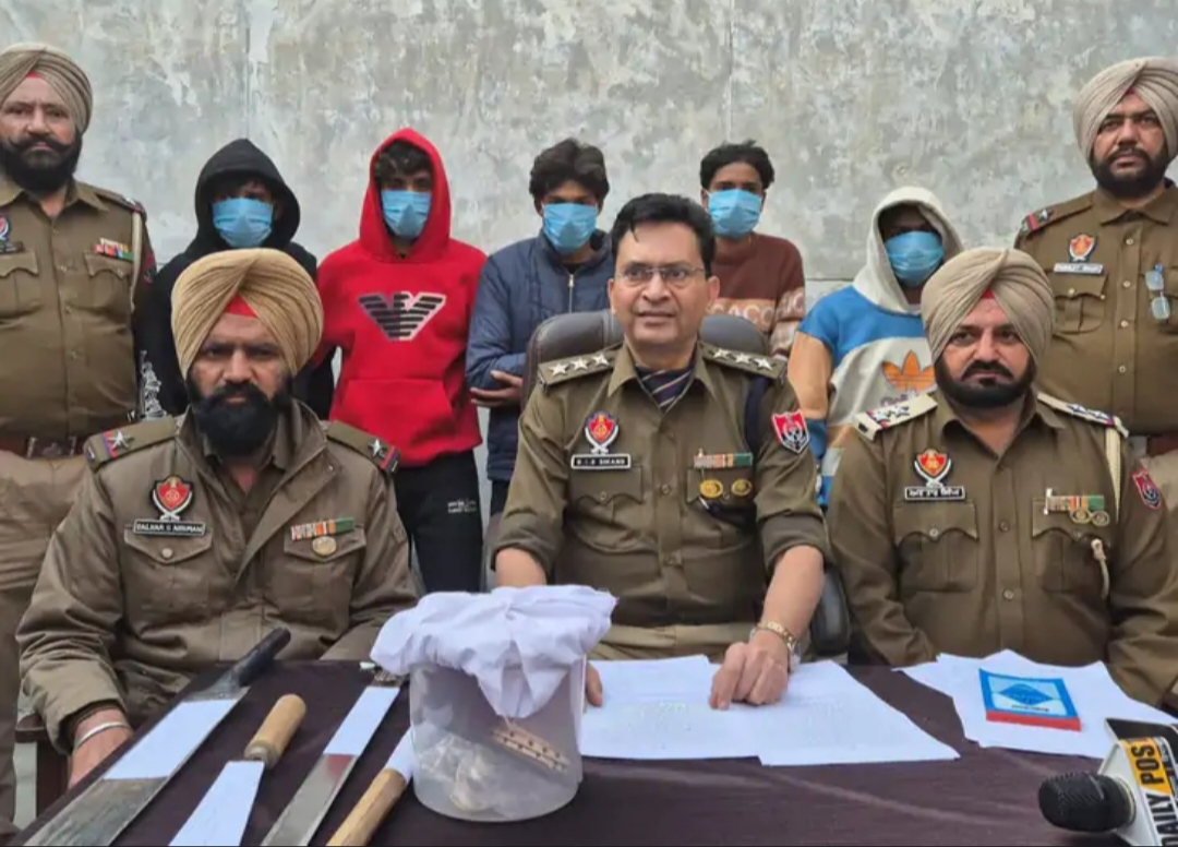 बैंक लूटने की कोशिश में 5 अपराधी गिरफ्तार, देसी पिस्तौल, कारतूस और तलवार बरामद